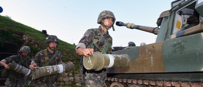 북한군의 포격도발로 최전방부대에 최고경계태세가 이어진 지난달 21일 육군 8사단 예하 155mm 자주포 포병대대 장병들이 적 도발에 대비한 즉각 대응 준비태세를 점검하고 있다. 한재호 기자