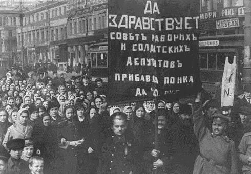 현금이 없었던 러시아 혁명정부는 캐비아를 팔아서 식량을 수입할 수 있었다. 사진은 1917년 러시아 혁명 당시의 시위 장면.