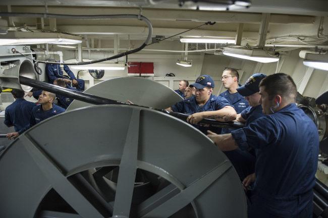 미 해군 장병들이 알레이버크급 이지스 구축함  래미지함(DDG-61) 소나실에서 예인음탐기(TACTAS) AN/SQR-19 운용 훈련을 하고 있다. 
미 해군 홈페이지