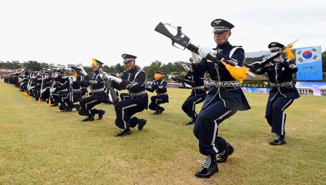 국방부 의장대원들이 지난달 30일 계룡대에서 ‘국군의 날’에 대비해 마지막 예행연습을 하고 있다. 이경원 기자