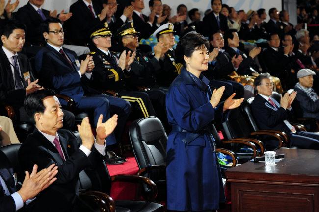 박근혜 대통령이 지난 2일 ‘2015 세계군인체육대회’ 개회식에서 개회를 선언한 뒤 박수치고 있다.    