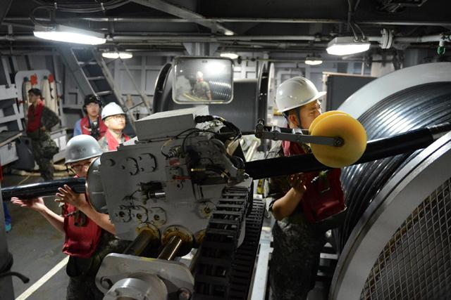 해군1함대 광개토대왕함 승조원들이 지난해 5월 동해에서 펼쳐진 기동훈련 중 국내에서 개발한 예인음탐기체계를 운용하고 있다. 
해군 제공