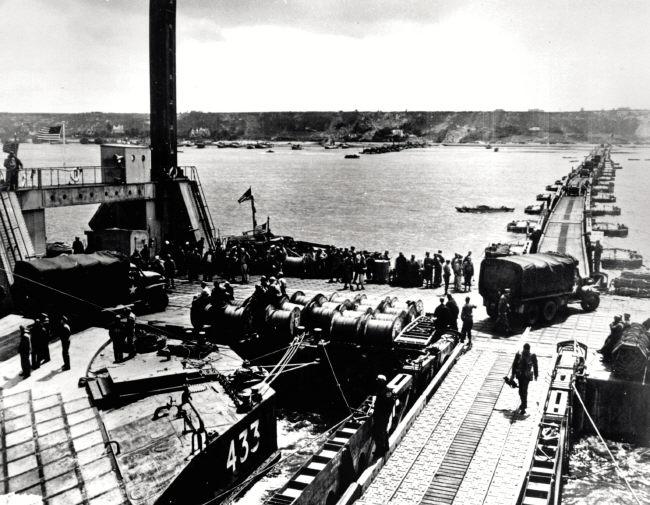 미군의 상륙지점이었던 오마하 해변 근처에 설치된 멀베리 인공 항구에서 연합군이 물자를 수송하고 있다. 
책미래 제공  
