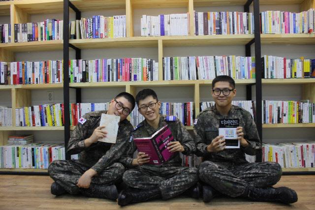 ◀ 밝은 병영은 강한 군대를 지탱하는 보이지 않는 힘이다. 국방일보 연중기획 '대한민국 국군리포트' 취재를 위해 카메라에 담은 병영문화 혁신의 현장 속 장병들의 밝은 모습들을 한데 모아 봤다.  국방일보 DB