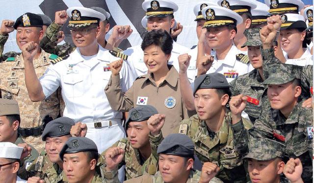 중동 4개국을 순방 중인 박근혜 대통령이 아랍에미리트 아부다비 자이드항에 정박 중인 대조영함을 방문, 청해부대 17진 18진 장병과 아크부대 8진 장병들을 격려한 뒤 함께 기념촬영을 하고 있다.(3.6)