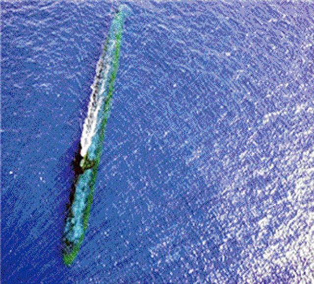 원자로 가동 시 스노클이 전혀 필요 없는 미국 로스앤젤레스급 원자력 잠수함의 잠망경 항해 모습. 필자제공