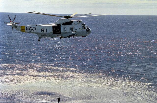 미 해군 대잠 헬기가 수중 잠수함을 탐지하기 위해 디핑 소나를 내리며 호버링하는 모습.