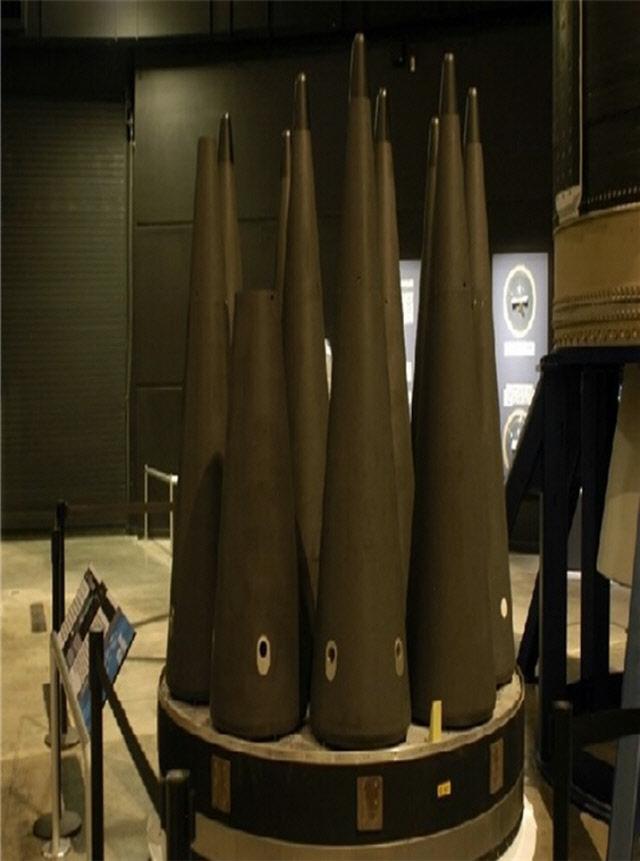 MIRV 핵탄두: 타이푼급 잠수함은 SS-N-20 핵 미사일 20기를 탑재하고 있으며 각 미사일은 200kt(히로시마 원자탄은 20kt급)의 위력을 가진 MIRV 핵 탄두 10기를 운반할 수 있다.  사진출처= Wikimedia Commons