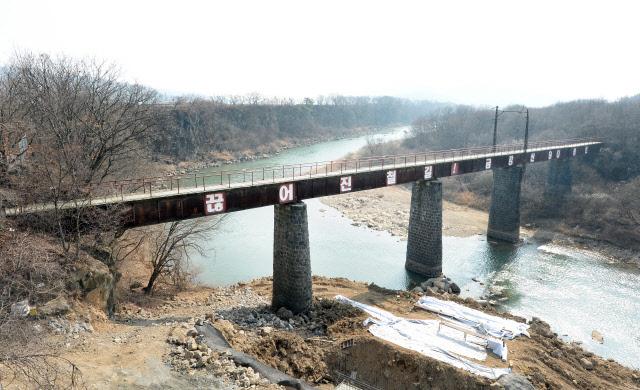 멸공전망대 남쪽에서는 일명 ‘끊어진 다리’로 불리는 금강산 전기철도교량을 만날 수 있다. 