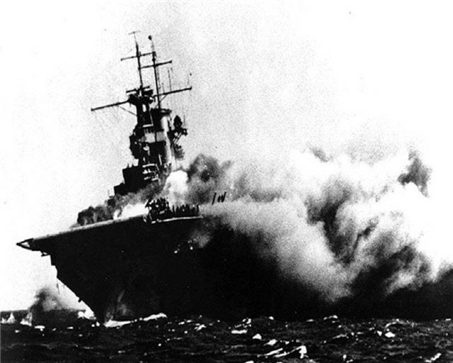 일본의 I-19 잠수함이 발사한 어뢰 3발을 맞고 화염에 싸여 침몰 중인 2만 톤급 미 항모 와스프함.  필자제공