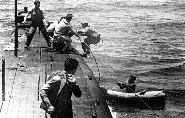 물에 빠진 조종사 구조 임무를 수행 중인 미 해군 잠수함  탱(Tang: USS-306)함.   필자 제공