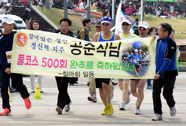 공준식 예비역 대령이 지난 10일 서울 여의도 한강시민공원에서 열린 행복한 가게 마라톤대회에서 통산 풀코스 500회 완주를 달성하고 있다.
