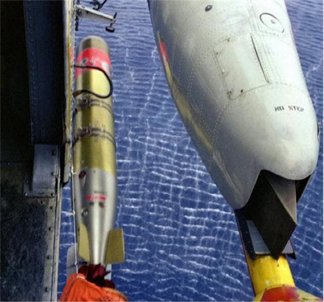 미 해군 대잠헬기인 시코르스키 우현에서 잠수함 공격용 MK46 경어뢰를 투하하는 모습.