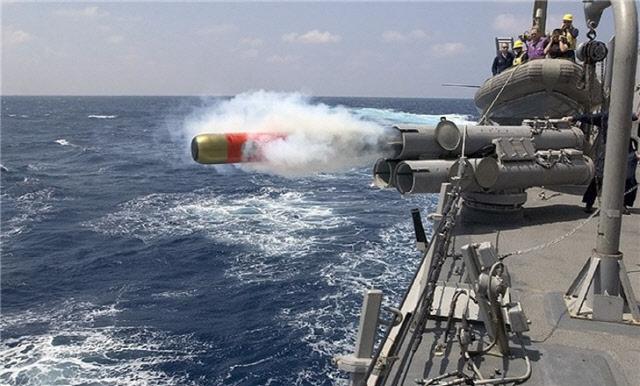 미 해군의 MK46 경어뢰 발사 훈련 장면.  2007년 필리핀 해역에서 미 해군의 알레이버크급 구축함 USS Mustin(DDG 89)에서 MK46 경어뢰를 발사 하고 있다. 필자 제공