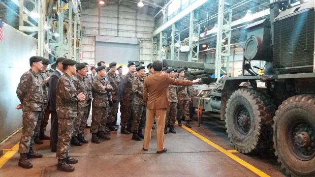 육군종합군수학교 국방자원관리자 과정에 입교한 중·대령급 교육생들이 현장실습의 일환으로 주한미군19지원사령부를 방문, 미군의 군수 시스템을 소개받고 있다.  육군종합군수학교 제공