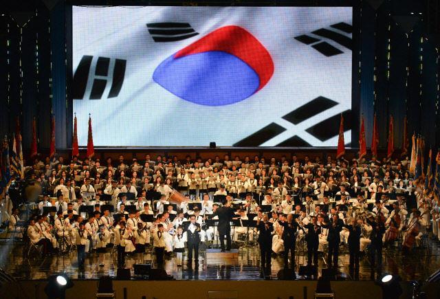 해군은 충무공 이순신 장군의 471번째 탄신일인 28일 저녁 서울 광화문광장 특설무대에서 ‘나라사랑 호국음악회’를 개최한다. 사진은 지난해 같은 장소에서 열린 호국음악회 모습.  해군 제공