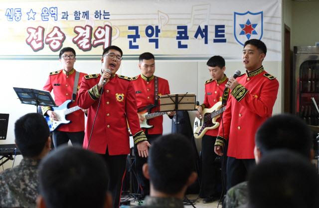 육군12사단 군악대 7인조 소조 밴드가 라이브 실력을 뽐내고 있다.