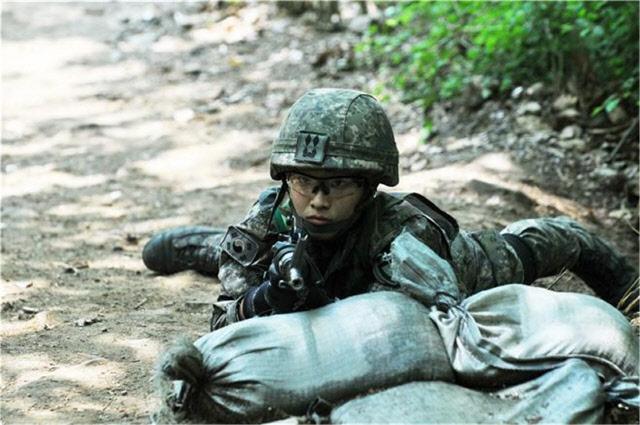 육군30사단 정지은 중위가 EIB 평가 중 사격자세를 취하고 있다.  육군 제공