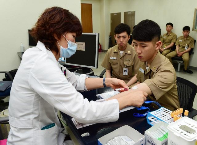 잠수함 승조원을 꿈꾸는 지원자들이 20일 해군해양의료원에서 혈액검사를 위해 채혈을 하고 있다. 부대 제공