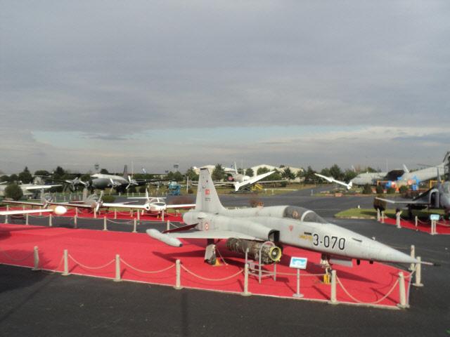 터키 공군 군사박물관 야외에 전시돼 있는 항공기들.