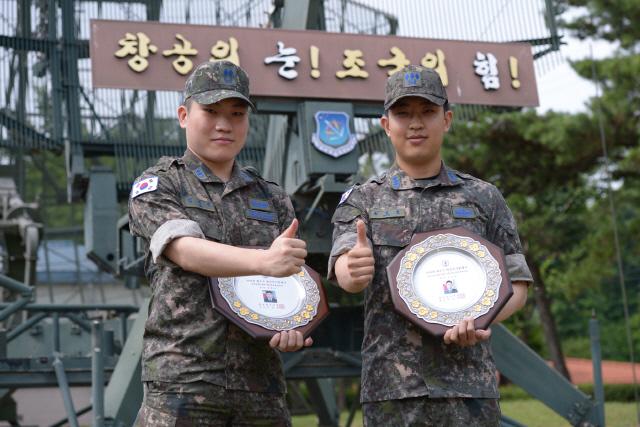 2016년 골든아이 임병진(왼쪽) 중위와 손진호 대위.  공군 제공