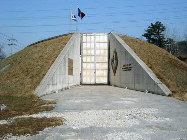 경기도 수원시 장안구에 위치한 프랑스군 참전기념비.