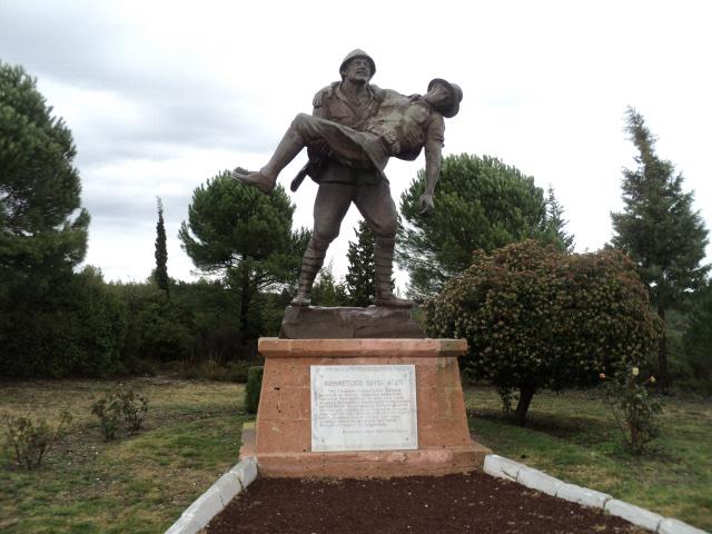 ‘신사의 전쟁’을 상징하는 동상. 터키군이 부상당한 영국군을 치료한 뒤 상대편 진지로 안고 가는 모습이다.