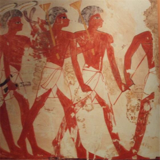 투탕카멘의 무덤에서 발견된 악기 나이를 들고 행진하는 군인의 모습.