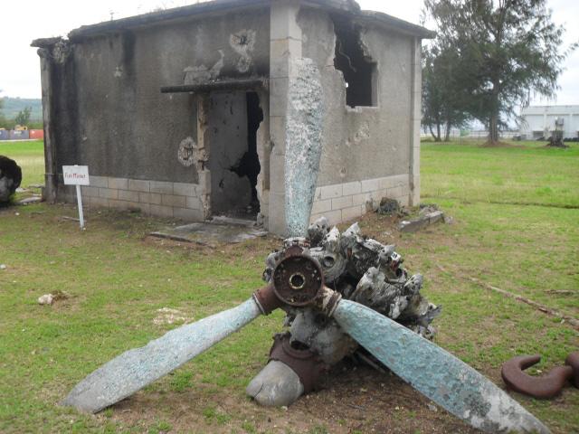 산호세 마을 입구에 전시돼 있는 태평양전쟁 당시 추락한 전투기 잔해.
