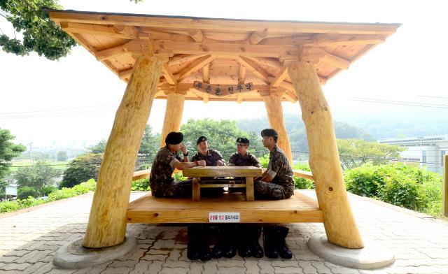 장병들이 푸른솔 원두막에서 대화를 나누며 즐거운 시간을 보내고 있다.