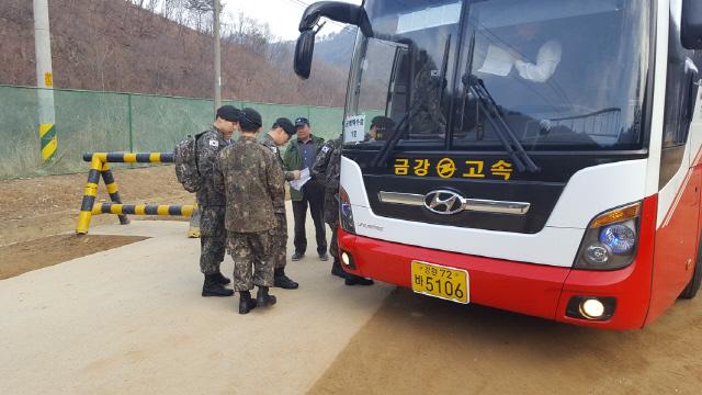 휴가를 가기 위해 전세버스에 오르는 전방사단 장병들.  부대 제공