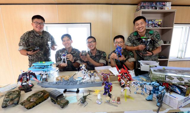 육군30사단 쌍용여단 야생마대대 프라모델 동아리 소속 장병들이 제작한 조립식 모형을 들어보이고 있다.