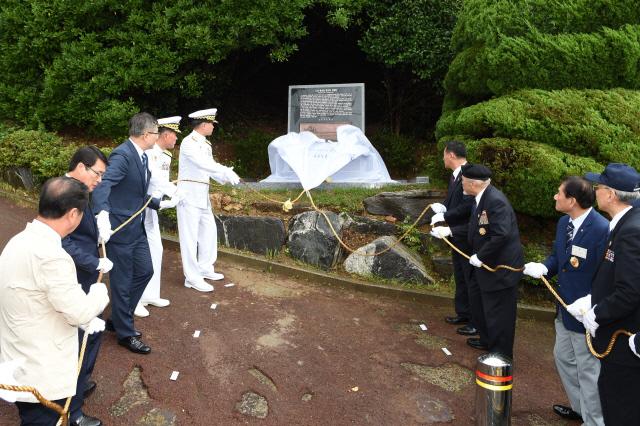 지난 12일 문산호 전사자 기념비 제막식에 참석한 해군작전사령관과 유가족 대표 등 참석 내빈들이 기념비에 씌워진 천막을 걷어내고 있다.  부대 제공