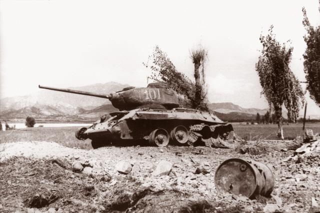 1950년 8월 낙동강전선에서 국군과 유엔군의 공격으로 파괴된 북한군 T-34 전차. 국방일보 DB