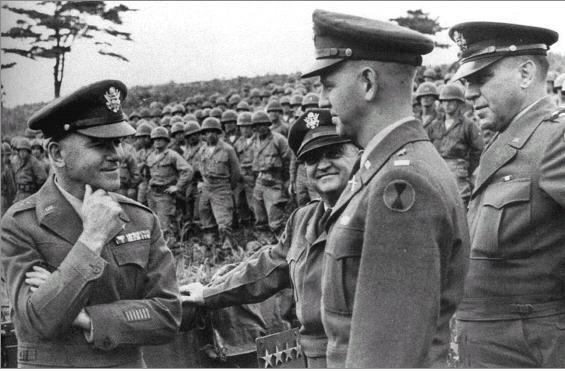 워커(왼쪽 둘째) 장군이 아들 샘 워커 대위를 콜린스(왼쪽) 참모총장에게 소개하고 있다.  국방일보 DB