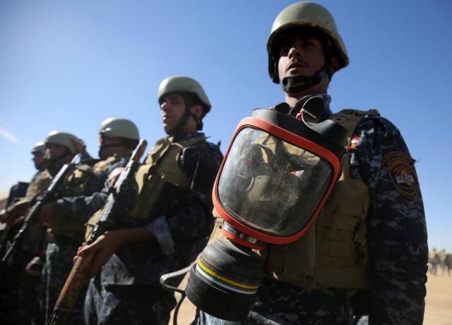 세계 각 정부는 생물독성무기협약(BTWC), 화학무기금지조약(CWC)에도 불구하고 ‘전투 약물’ 개발을 추진하고 있어 윤리적  논란을 일으키고 있다. 사진은 방독면을 소지한 이라크군이 IS의 핵심 거점인 모술 공격에 앞서 장비 점검을 하고 있는 모습.  연합뉴스