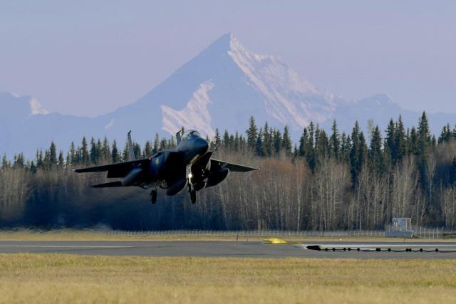 레드플래그 알래스카 훈련에 참가한 F-15K 전투기가 임무를 마치고 아일슨 공군 기지에 착륙하고 있다.  공군 제공