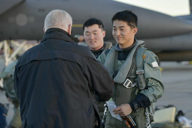 지난 1일 10시간 비행 끝에 알래스카 아일슨 공군 기지에 도착한 공군11전투비행단의 F-15K 조종사 김정한 대위가 입국심사를 받고 있다.   공군 제공