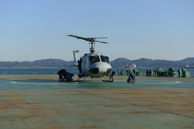 민간 선박 덱 캐리어 갑판에서 UH-1H 헬기가 이착륙 훈련을 하고 있다.  해병대 제공