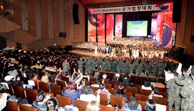 지난 4일 저녁 서울 영등포구 여의도 KBS홀에서 열린 ‘68주년 국군의 날 기념 제5회 국방부장관상 군가합창대회’에서 출연팀 전원을 비롯한 참석자들이 군가를 연합합창하고 있다.  조종원 기자