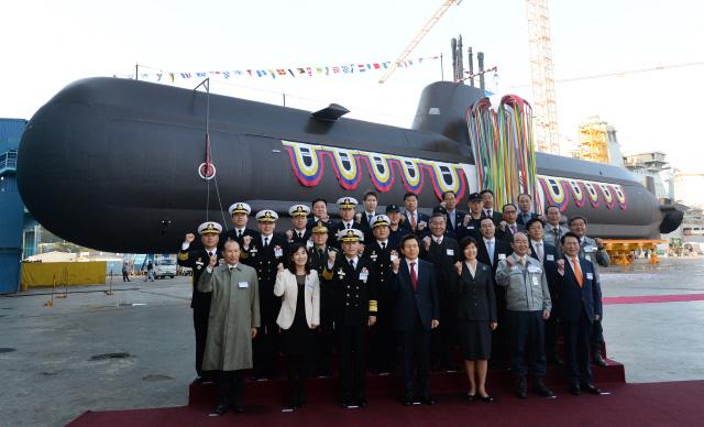 경남 거제시에서 열린 해군 214급 잠수함 8번함 이범석함의 진수식에서 황교안(앞줄 왼쪽 넷째) 국무총리와 엄현성(앞줄 왼쪽 셋째) 해군참모총장 등 귀빈들이 기념사진을 찍고 있다.                                      거제=조용학 기자