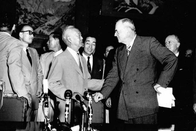 1953년 8월 8일 이승만 대통령이 덜레스 미국 국무장관과 한미상호방위조약에 가조인한 뒤 환담하고 있다.     국방일보 DB