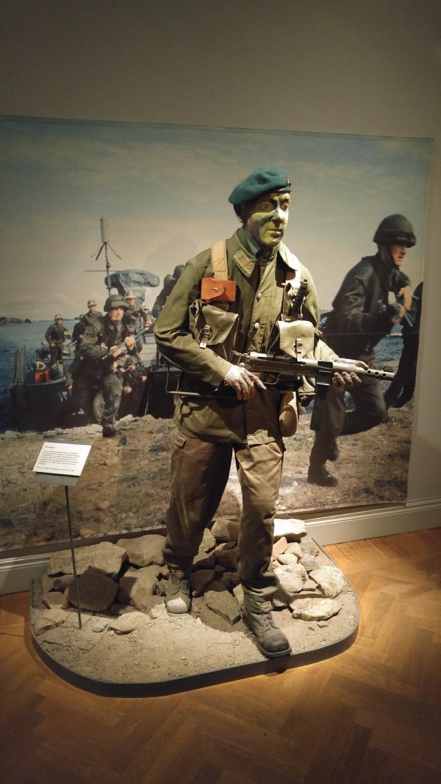 스웨덴 자국 생산 무기와 군수품으로 무장한 스웨덴군 병사 모습.
