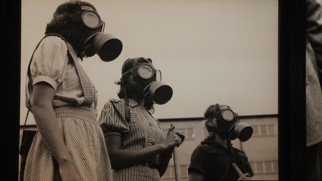 제2차 세계대전 당시 화학전에 대비해 방독면을 착용한 스웨덴 국민.