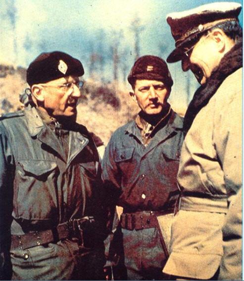 맥아더(오른쪽) 장군과 몽클라르(왼쪽) 중령.  필자 제공