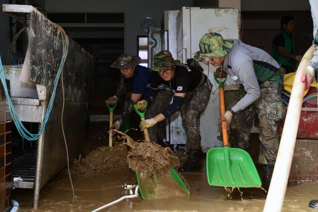 육군53사단 장병들이 태풍 피해 복구 작업을 벌이고 있다.  한재호 기자