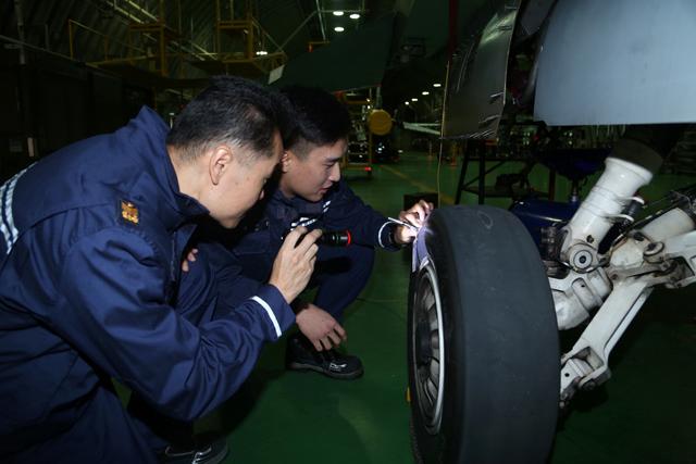 공군19전투비행단 부품정비대대 요원들이 전투기 타이어의 이상 유무를 확인하고 있다.   사진=부대 제공