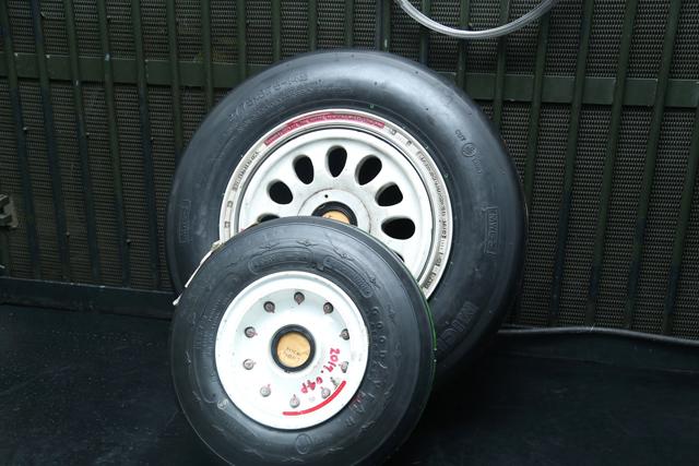 전투기의 메인타이어(뒷바퀴)와 노스타이어(앞바퀴). 타이어 크기 차이가 뚜렷하다. 사진=부대 제공