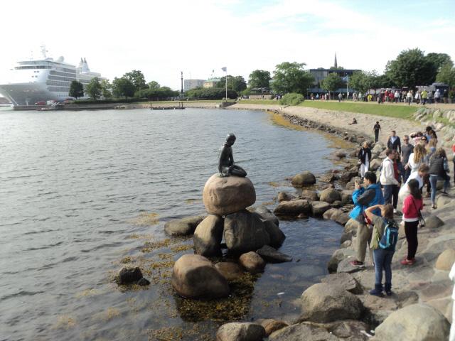 코펜하겐 항구 해안의 인어 동상.