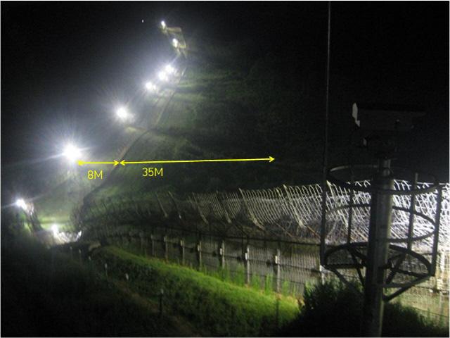 발광다이오드(LED) 투광등으로 교체되기 전 일반전초(GOP) 철책의 야간 모습(왼쪽)과 교체 후 모습(오른쪽). 교체 후 가시거리와 밝기가 크게 향상됐음을 한눈에 알 수 있다.국방부 제공